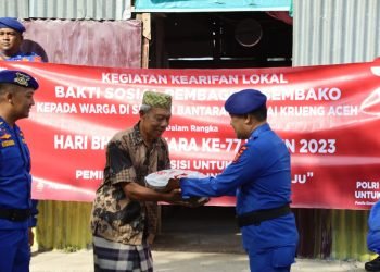 Personel Ditpolairud Polda Aceh Bagikan Sembako di Rusunawa