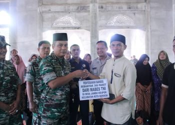 Salurkan 300 Paket Bantuan Sembako Untuk Masyarakat Jambo Keupok, Ini Pesan Dandim Aceh Selatan.