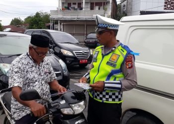 Personel Operasi Patuh Bagikan Brosur Tertib Berlalu Lintas