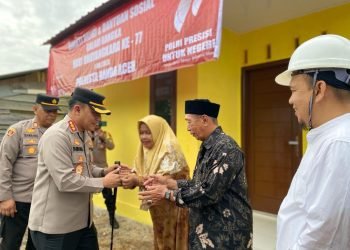 Kapolresta Banda Aceh Serahkan Kunci Bantuan Bedah Rumah Layak Huni