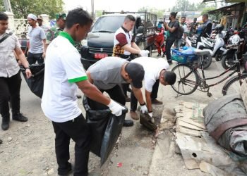 Aksi 1 Jam Pungut Sampah di Pasar Induk Lambaro