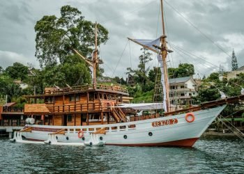 Pinisi Kenzo Jadi Daya Tarik Baru di Danau Toba