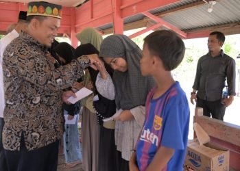 Pj Bupati Nurdin Salurkan Bansos Bagi 889 Anak Yatim
