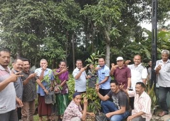 Irfannusir Serahkan Bantuan Bibit Durian Musangking dan Montong, Ini Harapannya