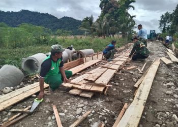 Satgas TMMD 118 Kodim 0107/Asel Terus Melanjutkan Pembuatan Talut Jalan