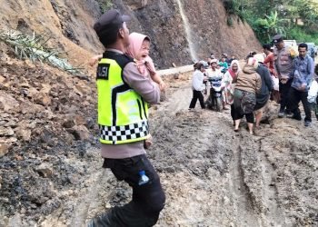 Longsor, Polsek Silih Nara Bantu Evakuasi Warga Menyeberang