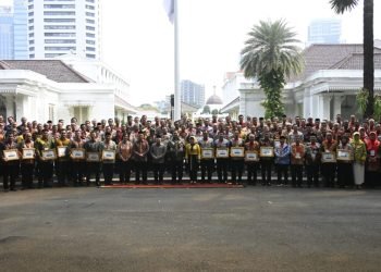 Pj Bupati Aceh Selatan Terima Penghargaan Kinerja Penghapusan Kemiskinan Ekstrem