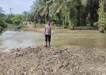 Bhabinkamtibmas Monitoring Pasca Banjir di Trumon Timur