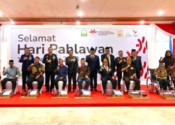 Keluarga Pejuang Kemerdekaan Dapat Pin Emas dan Perlengkapan Ibadah