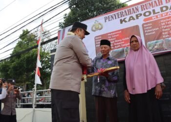 Kapolda Aceh Serahkan Bantuan Tiga Unit Rumah Layak Huni untuk Masyarakat Kurang Mampu