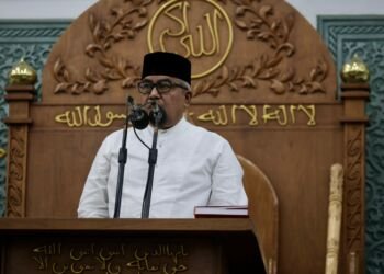 PJ Gubernur Aceh Bustami Hamzah Sampaikan Tausiah Ramadhan di Masjid Raya Baiturrahman