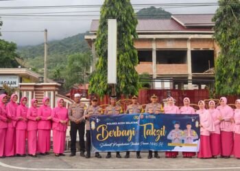 Polres Aceh Selatan berbagi Takjil kepada Masyarakat Menjelang Berbuka Puasa