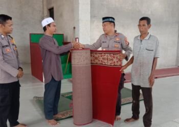 Peduli Keagamaan Kapolsek Pasieraja Salurkan Karpet Sajadah ke Masjid
