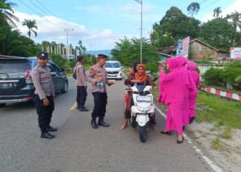 Polsek Trumon Timur Bagi  Takjil Ke Pengendara sedang Melintas di jalan umum