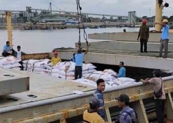 6.000 Ton Beras Impor dari Vietnam Tiba di Pelabuhan Krueng Geukueh