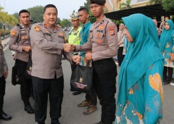Jaga Kearifan Lokal, Kapolda Aceh Serahkan Daging Meugang ke Staf dan PHL