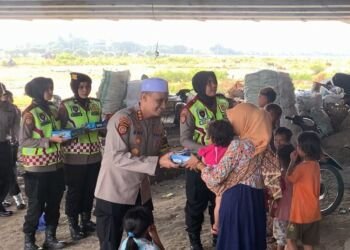 Jumat Berkah, Ditsamapta Polda Aceh Bagikan Sembako dan Makanan Takjil