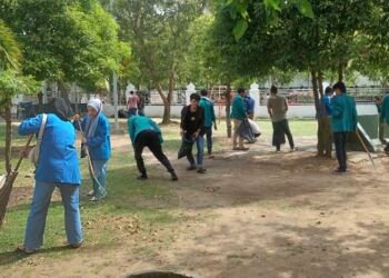 Jelang Ramadan, Sejumlah Mahsiswa Universitas Muhammadiyah Banda Aceh Bakti Sosial di Masjid Gampong Kota Baru