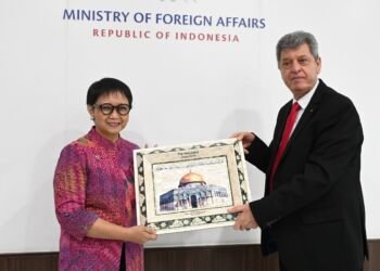 Menlu RI Terima Penghargaan dari Negara-Negara Arab