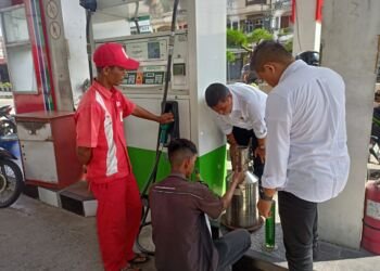 Personel Sat Reskrim Polres Aceh Selatan Lakukan Pengecekan Tera di SPBU