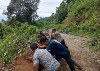 Polri bersama warga gotong royong bersihkan material longsor