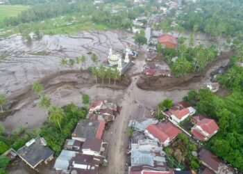 Petugas BPBD Evakuasi Warga Terdampak Banjir di Tanah Datar