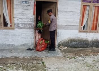 Aksi Sosial, Bhabinkamtibmas Polsek Tapaktuan Bagikan Sayuran Gratis Kepada Warga Binaan