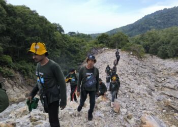 Peserta Pelatihan Pemandu Wisata Petualangan Praktek Langsung  di Gunung Api Jaboi