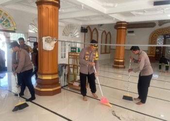 Sambut Hari Bhayangkara 78, Polres Aceh Selatan gelar Bakti Sosial Religi Bersihkan Masjid