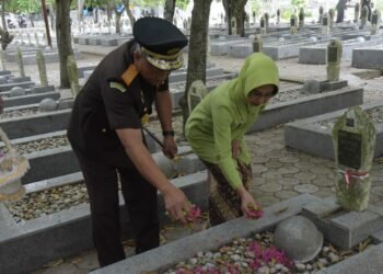 Hari Bhakti Adhyaksa ke-64, Kejati Aceh Upacara Tabur Bunga di Makam Pahlawan