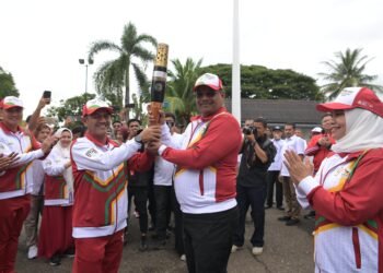 Pj Gubernur Aceh Terima Obor Api PON dari Pj Wali Kota Banda Aceh