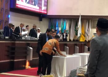 Mualem-Dek Fadh Tandatangani Komitmen MoU Helsinki, Bustami Tunggu Penetapan Calon Wakil