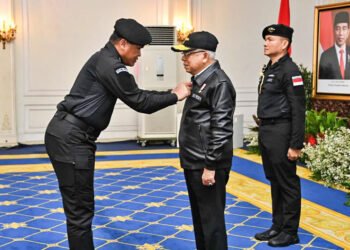 Wakil Presiden Ma’ruf Amin Terima Brevet Kehormatan Hiu Kencana dari TNI AL