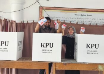 Mualem Gunakan Hak Pilihnya di Gampong Mane, Ajak Masyarakat Aceh Jangan Golput