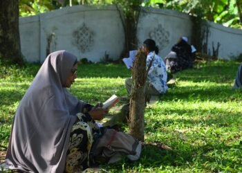 Ribuan Peziarah Berdoa Kenang Dua Dekade Tsunami Aceh di Kuburan Massal Siron
