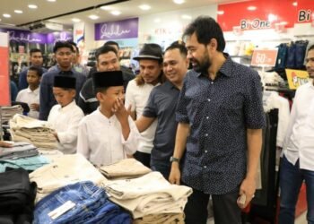 Mualem Ajak 120 Anak Yatim Belanja Baju Lebaran di Suzuya Lhokseumawe