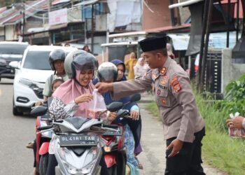 Polres Aceh Selatan Bagikan Ratusan Bungkus Takjil kepada Masyarakat