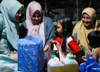 Ketua TP PKK Aceh Takziah dan Beri Santunan kepada Warga