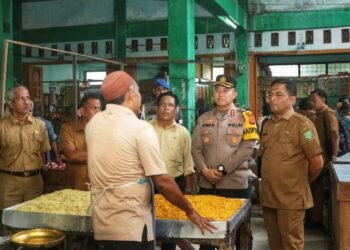 Lakukan Sidak Pasar Bersama Kapolres, Pj Wali Kota Sabang: stok aman dan harga stabil.