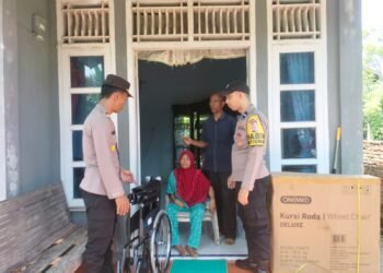 Polsek Latim, Aceh Selatan serahkan kursi roda untuk Nur Asiah Jamil dalam momentum HUT Bhayangkara 