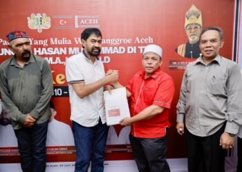 Mualem Serahkan SK Sekjen Partai Aceh kepada Aiyub Abbas