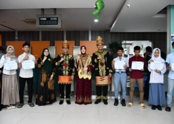 Enam Remaja Terima e-KTP Perdana di Hari Jadi Kota Banda Aceh ke-820