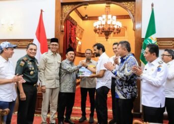 Mualem Serahkan Usulan Terowongan Geurutee ke Menteri PPN/Bappenas