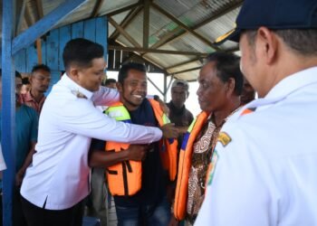 Wakil Wali Kota Afdhal Salurkan Life Jacket, Imbau Nelayan Waspada Cuaca Ekstrem