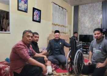 Dony Arega Rajes, Anggota DPRA Serahkan Bantuan Kursi Roda di Aceh Selatan, Korban Kecelakaan di Malaysia