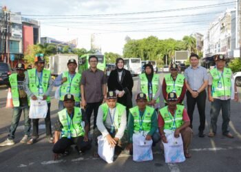 Illiza Serahkan Atribut Baru untuk Juru Parkir Banda Aceh