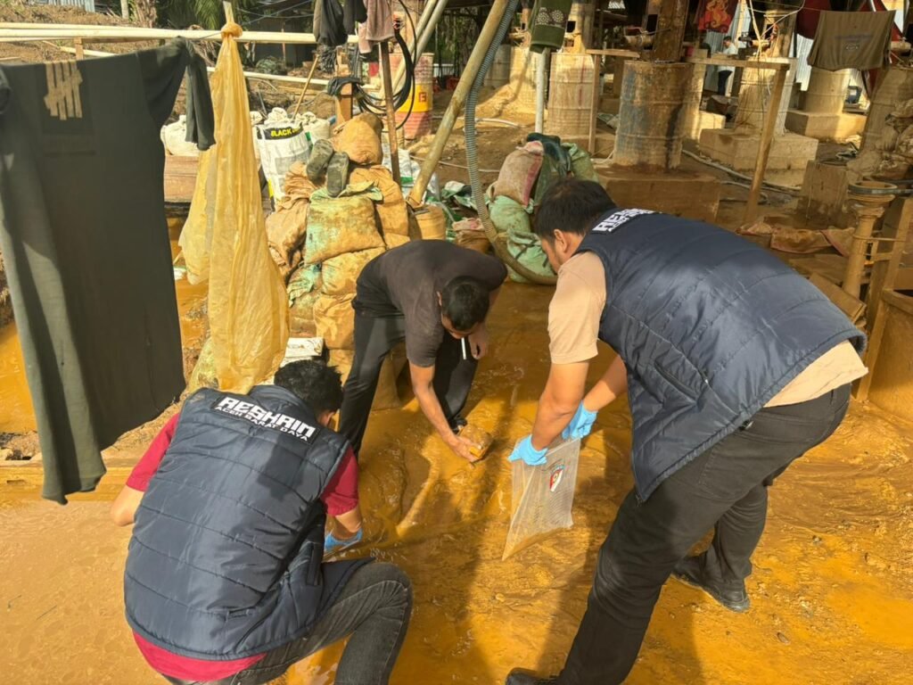 Sat Reskrim Polres Abdya Cek Lokasi Tambang Rakyat di Desa Alue Peunawa Kecamatan Babahrot Terkait Laporan Dugaan Penimbunan Solar Subsidi, Kamis (9/4/2026)