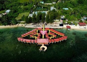 Destinasi wisata Pantai SBB Labuhan Haji dipenuhi pengunjung saat libur lebaran Idul Adha 